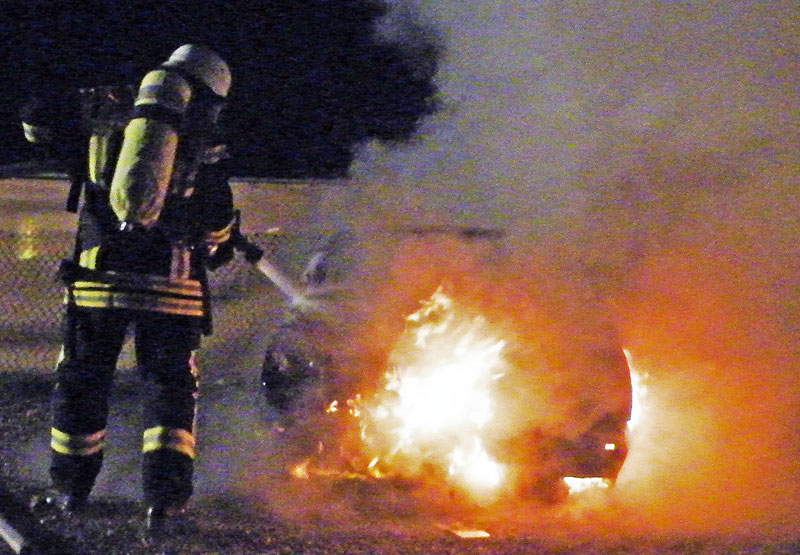 Feuerwehrmann löscht brennenden PKW in Offenburg Elgersweier am 12.03.2017